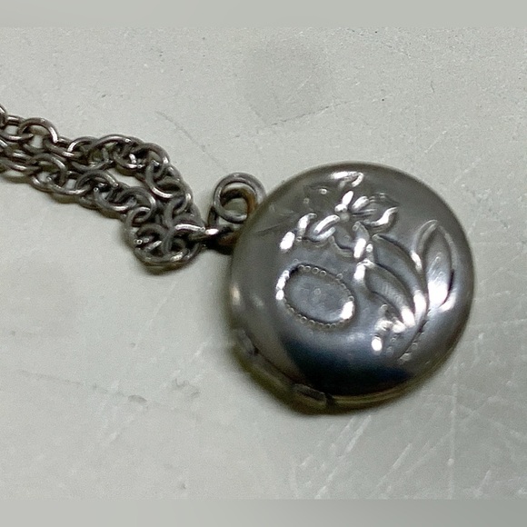 Vintage 1928 Silver Tone Hinged Lidded Locket Necklace - Picture 3 of 12